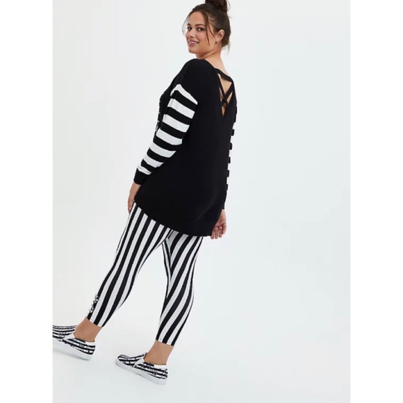 π Black White Stripe Beetlejuice Crop Legging 2 2X 18 20 NWT Torrid - Picture 4 of 8